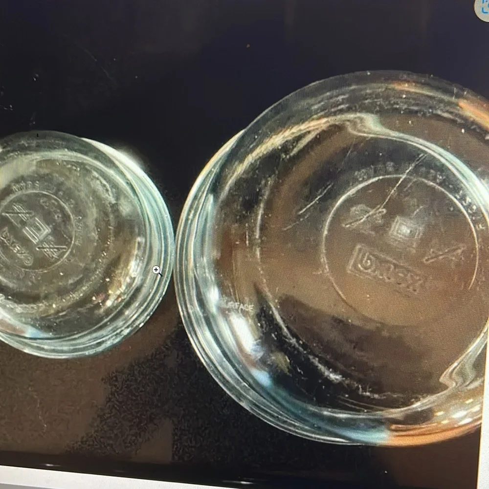 2 clear round Pyrex dishes